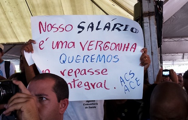 Agente comunitários de saúde fazem protesto em Betim, durante visita da presidente Dilma Rousseff. (Foto: Pedro Triginelli/ G1)